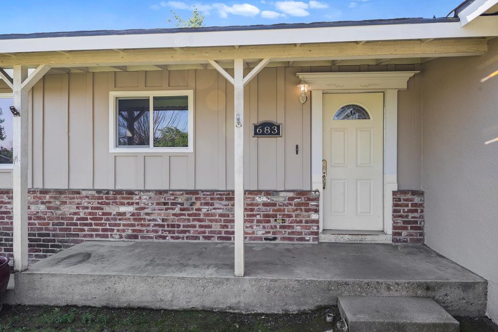 Image 7 of property listing at 683 N Villa Avenue, Dinuba, CA 93618