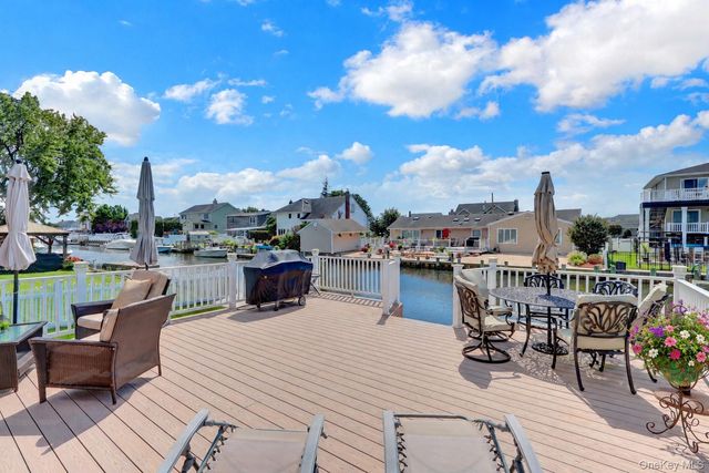 12 Jetmore Place, Massapequa, NY 11758