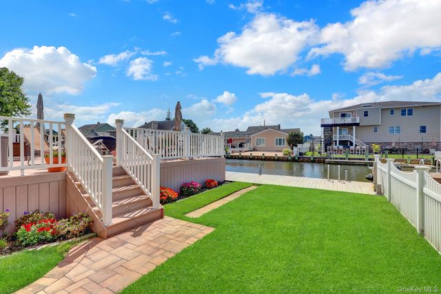 12 Jetmore Place, Massapequa, NY 11758