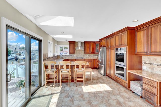 12 Jetmore Place, Massapequa, NY 11758