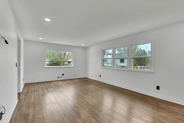 4762 N Krueger, Bel Aire, KS 67220