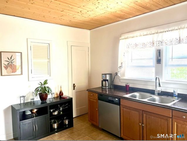 356 Middle Tpke East Turnpike, Manchester, CT 06040