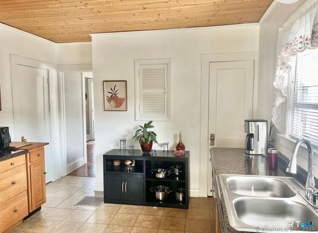 356 Middle Tpke East Turnpike, Manchester, CT 06040