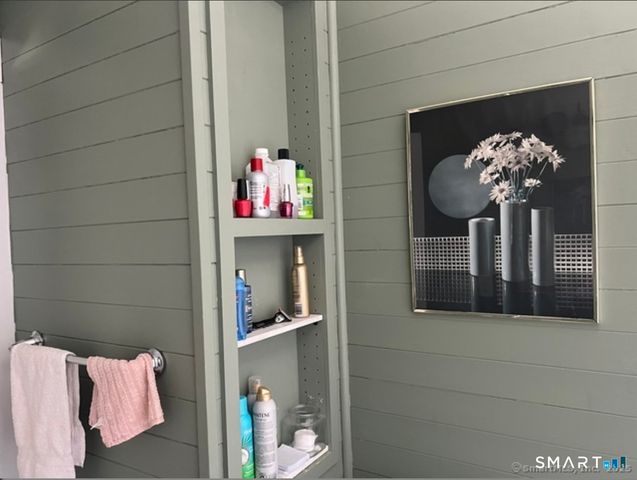 356 Middle Tpke East Turnpike, Manchester, CT 06040