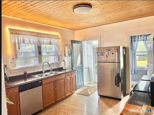 356 Middle Tpke East Turnpike, Manchester, CT 06040