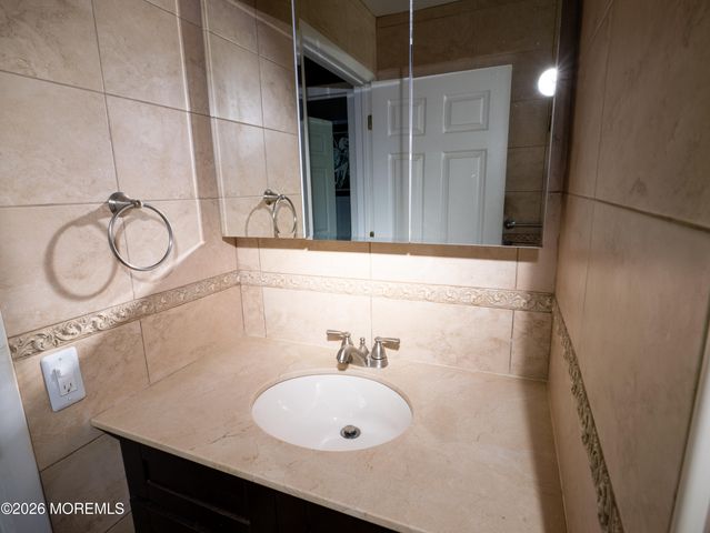 2 Missouri Court, Matawan, NJ 07747