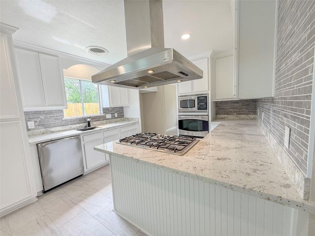 423 Baywood Street, La Porte, TX 77571