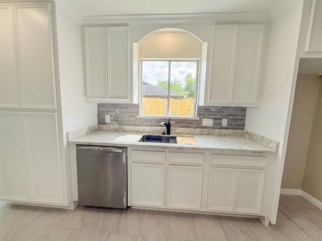 423 Baywood Street, La Porte, TX 77571