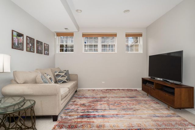 1242 W Ohio Street 1E, Chicago, IL 60642