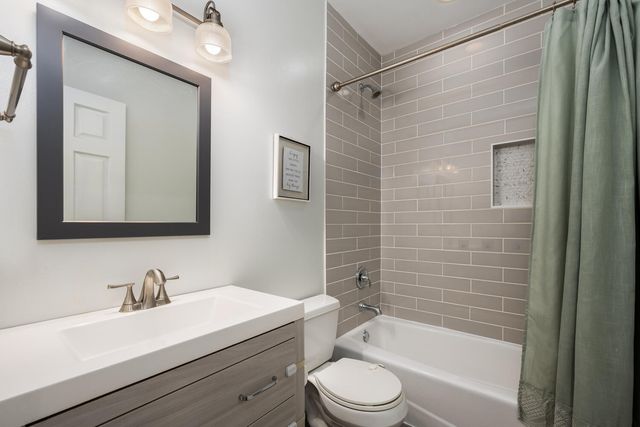 1242 W Ohio Street 1E, Chicago, IL 60642