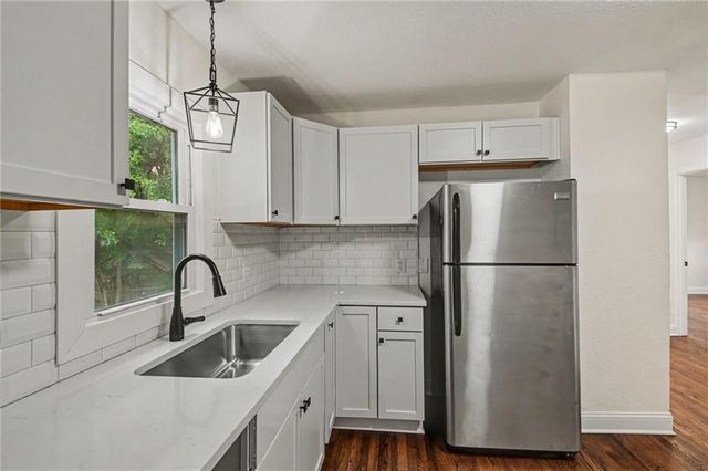 7135 Main Street, Kansas City, MO 64114