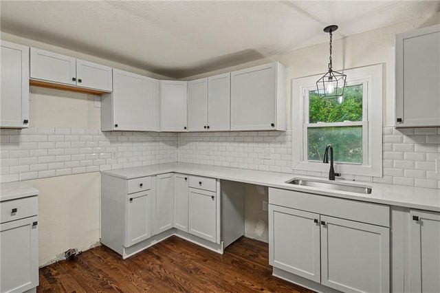 7135 Main Street, Kansas City, MO 64114