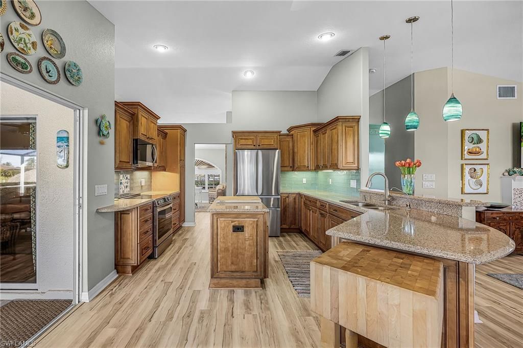 Image 4 of property listing at 2815 SW 37th TER, Cape Coral, FL 33914