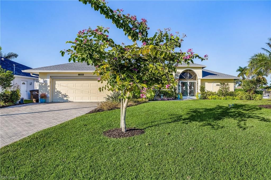 Image 7 of property listing at 2815 SW 37th TER, Cape Coral, FL 33914