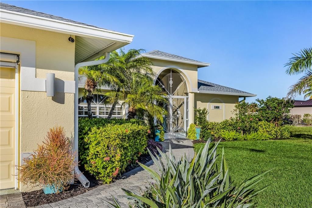 Image 9 of property listing at 2815 SW 37th TER, Cape Coral, FL 33914