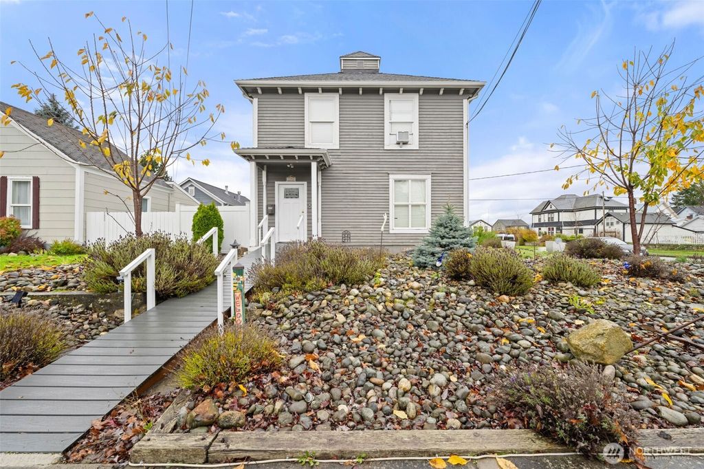 1202 5th Street, Anacortes, WA 98221