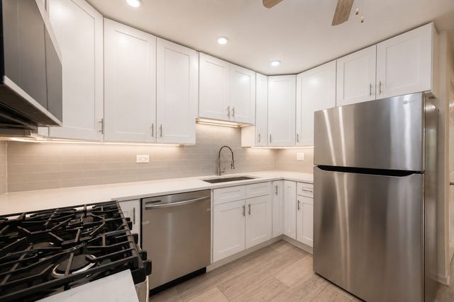 39 King Arthur Court 15, Northlake, IL 60164