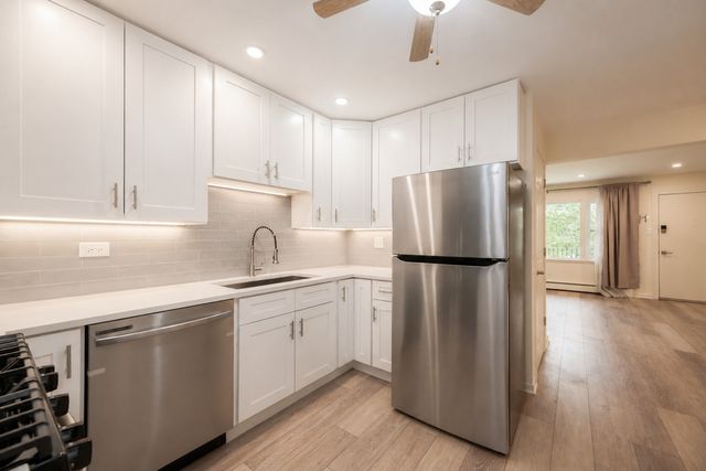 39 King Arthur Court 15, Northlake, IL 60164