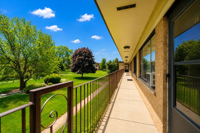 39 King Arthur Court 15, Northlake, IL 60164