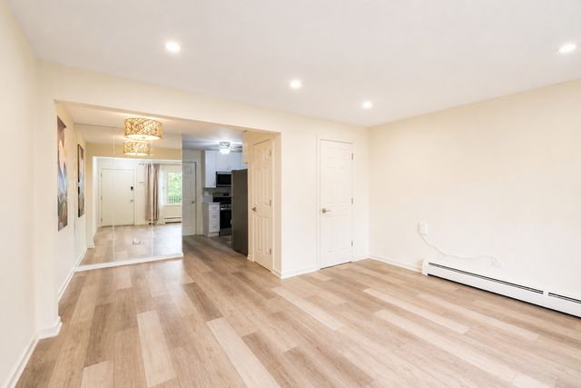 39 King Arthur Court 15, Northlake, IL 60164