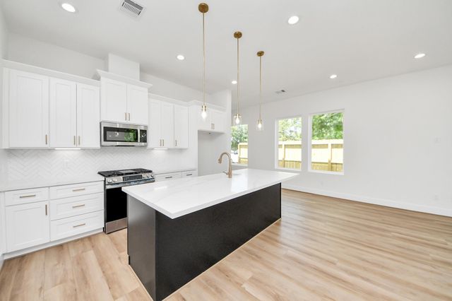103 Frawley Street, Houston, TX 77009