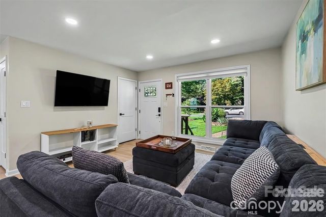 4023 Strangford Avenue, Charlotte, NC 28215