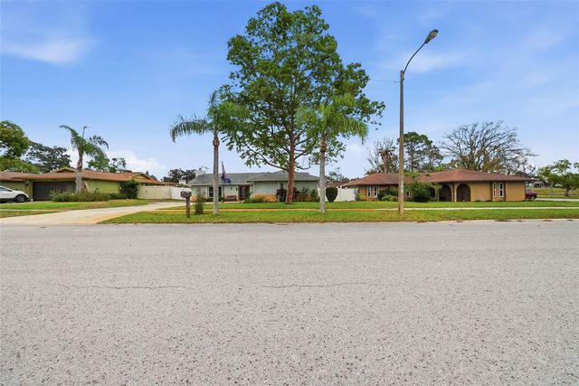 7712 LAKESIDE WOODLANDS, Hudson, FL 34667