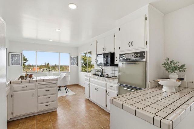 945 Andover Way, Los Altos, CA 94024