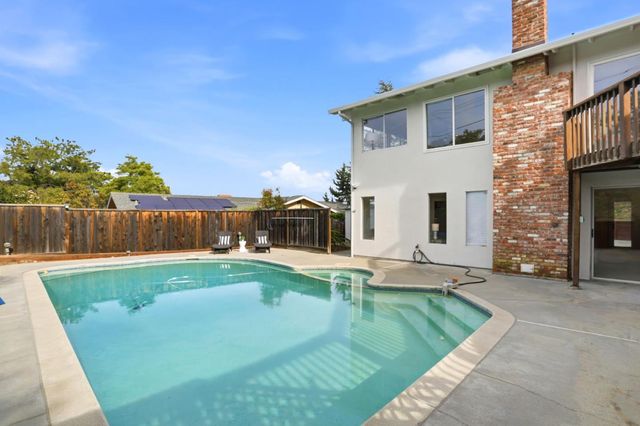 945 Andover Way, Los Altos, CA 94024