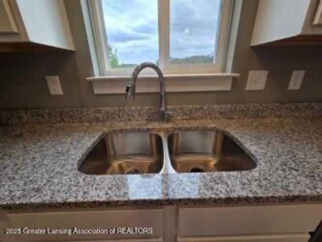 15277 Sherwood Lane, Lansing, MI 48906