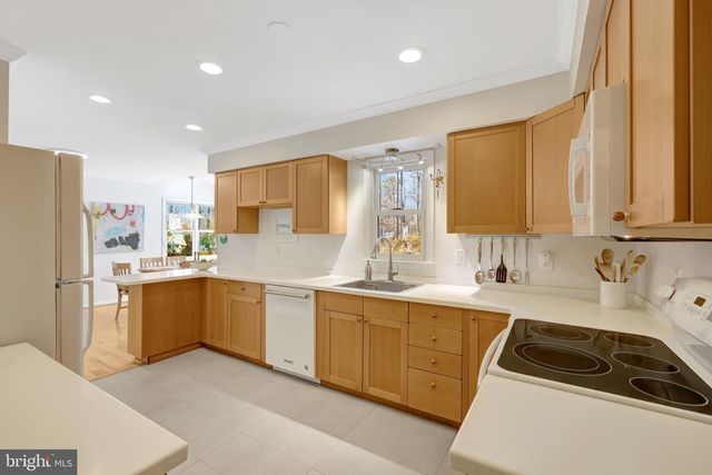 12111 HOLLY KNOLL CIR, Great Falls, VA 22066