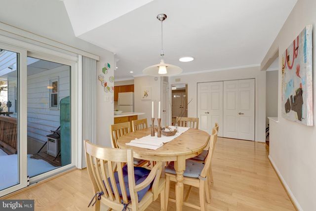 12111 HOLLY KNOLL CIR, Great Falls, VA 22066