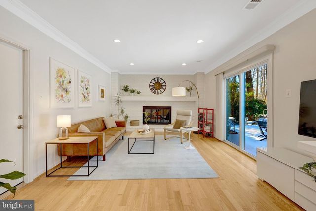 12111 HOLLY KNOLL CIR, Great Falls, VA 22066