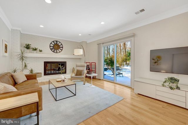 12111 HOLLY KNOLL CIR, Great Falls, VA 22066