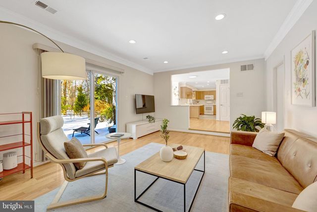 12111 HOLLY KNOLL CIR, Great Falls, VA 22066