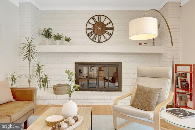 12111 HOLLY KNOLL CIR, Great Falls, VA 22066