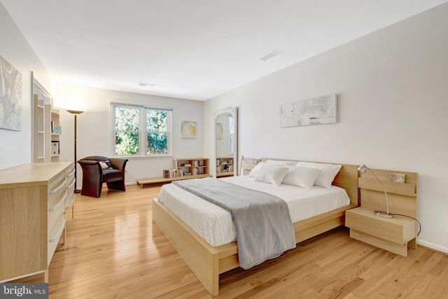 12111 HOLLY KNOLL CIR, Great Falls, VA 22066