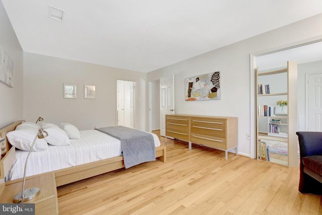 12111 HOLLY KNOLL CIR, Great Falls, VA 22066