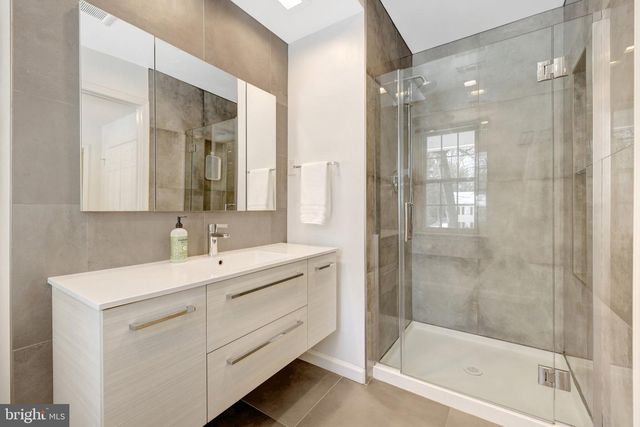 12111 HOLLY KNOLL CIR, Great Falls, VA 22066