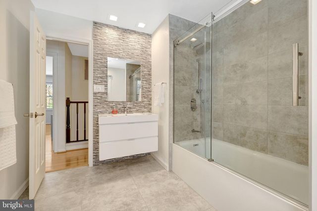 12111 HOLLY KNOLL CIR, Great Falls, VA 22066