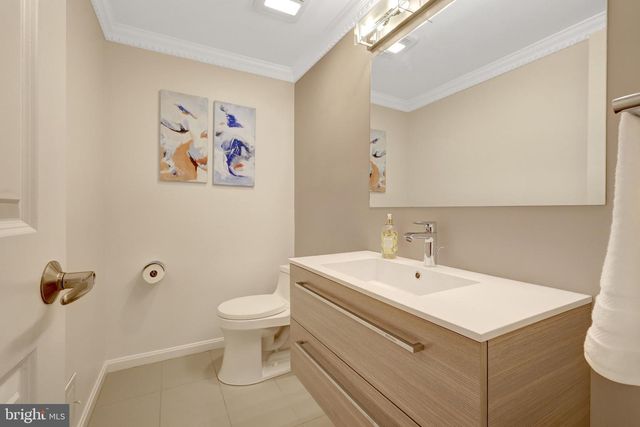 12111 HOLLY KNOLL CIR, Great Falls, VA 22066