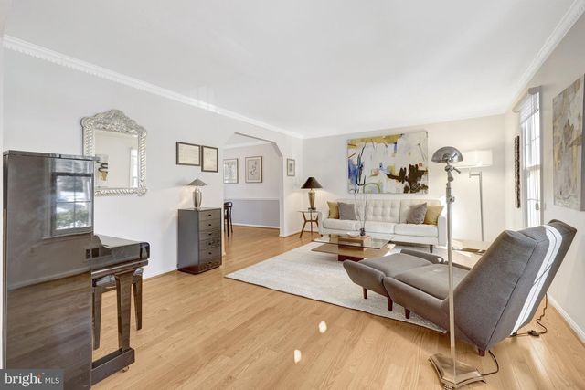 12111 HOLLY KNOLL CIR, Great Falls, VA 22066