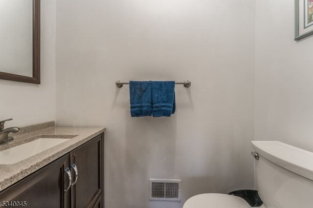 9 Colonial Ct, High Bridge Boro, NJ 08829