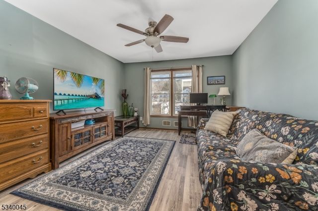 9 Colonial Ct, High Bridge Boro, NJ 08829