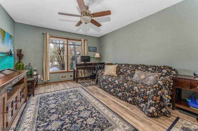 9 Colonial Ct, High Bridge Boro, NJ 08829