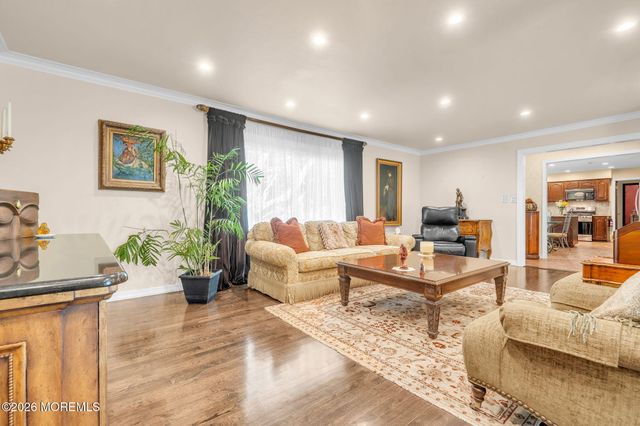 34 Kingsley Drive, Manalapan, NJ 07726