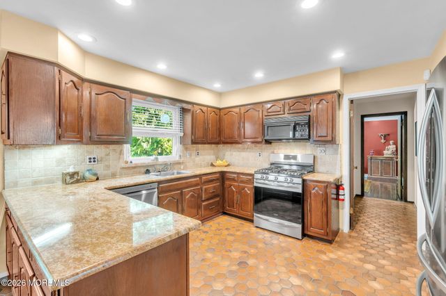 34 Kingsley Drive, Manalapan, NJ 07726
