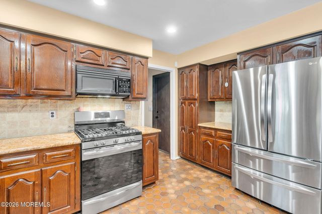 34 Kingsley Drive, Manalapan, NJ 07726