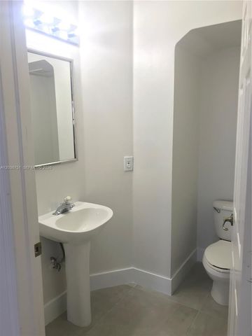 6674 NW 107th Place ., Doral, FL 33178