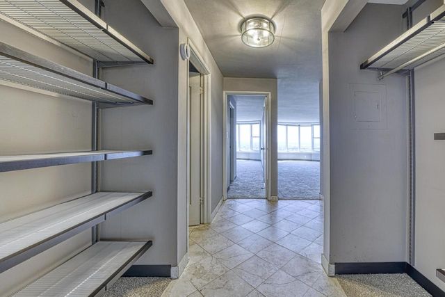 2525 S Shore DRIVE #22B, Milwaukee, WI 53207